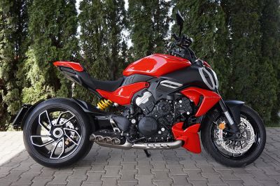 Ducati Diavel V4 red  Akrapovic