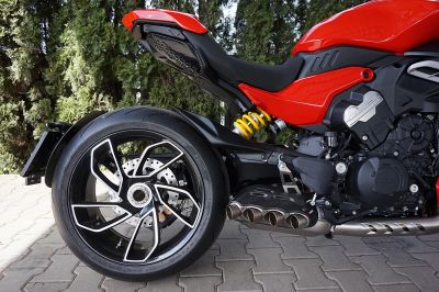 Ducati Diavel V4 red  Akrapovic