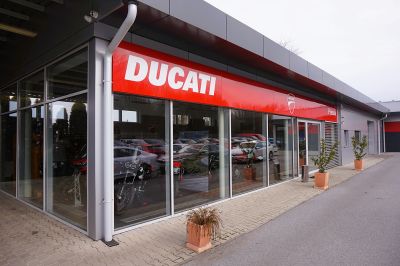 Ducati Diavel V4 red  Akrapovic