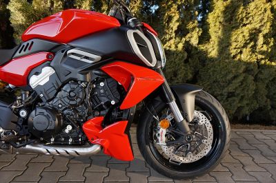 Ducati Diavel V4 red  Akrapovic
