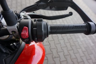 Ducati Hypermotard V2 RED