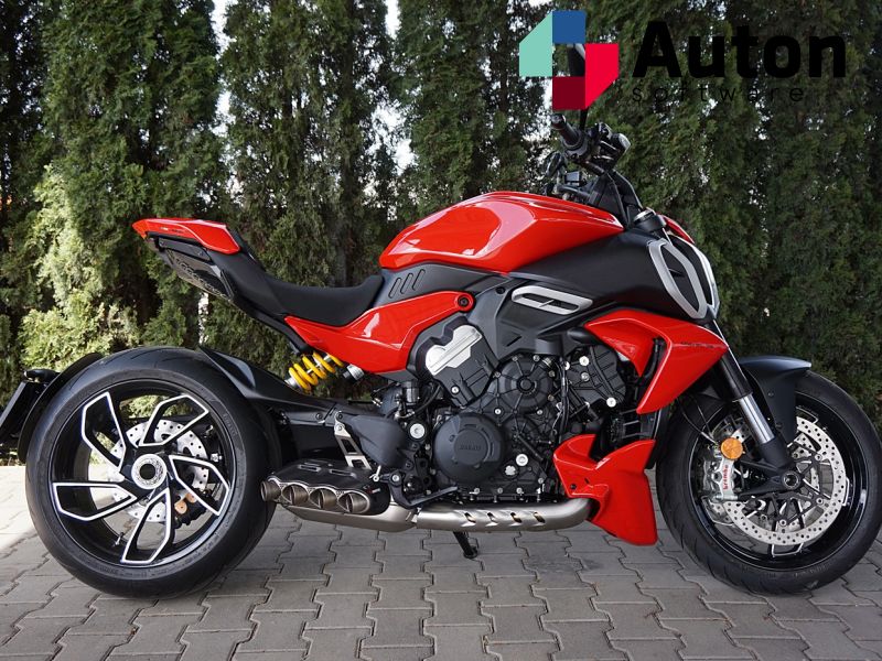Ducati Diavel V4 red  Akrapovic