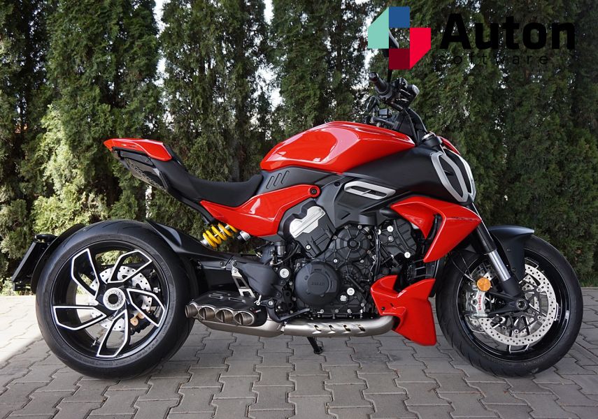 Ducati Diavel V4 red  Akrapovic